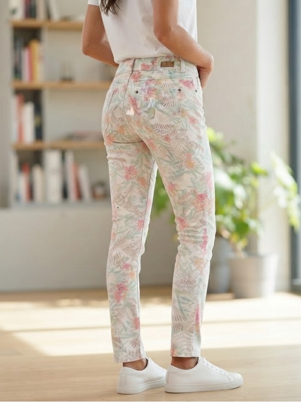 Angels Jeans Women's Floral Tropical Print Pants Size D36 / US 4 Excellent